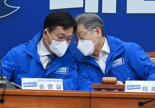 더불어민주당 이재명 대선후보와 송영길 상임선거대책위원장이 8일 국회에서 열린 중앙선거대책위원회의에서 대화하고 있다. 연합뉴스